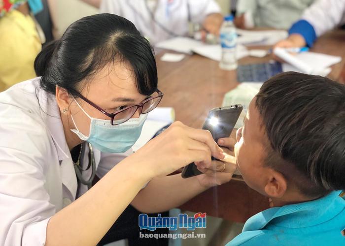 Đoàn viên, thanh niên Bệnh viện Đa khoa tỉnh khám bệnh, cấp thuốc miễn phí cho trẻ em tại xã Trà Quân (Tây Trà).