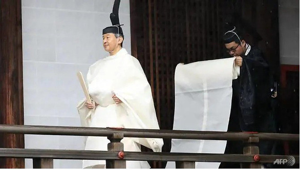  Nhà vua Naruhito tới ngôi đền thiêng Kashikodokoro của Hoàng gia để tiến hành nghi lễ - Ảnh: AFP