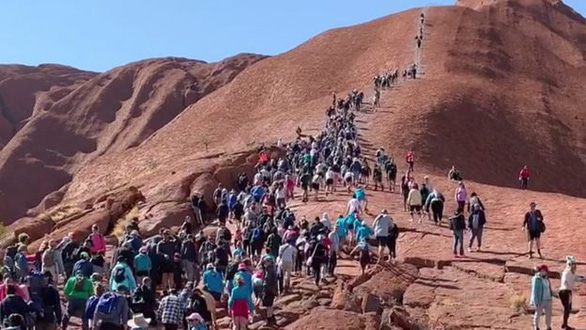  Hàng ngàn du khách đổ xô đến núi thiêng Uluru để chinh phục ngọn núi này trước khi lệnh cấm có hiệu lực - Ảnh: SUPPLIED
