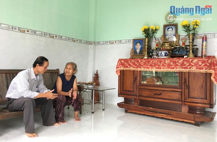 Bà Nguyễn Thị Vạn, xã Bình Hiệp (Bình Sơn) trong căn nhà vừa được xã hỗ trợ xây dựng khang trang.