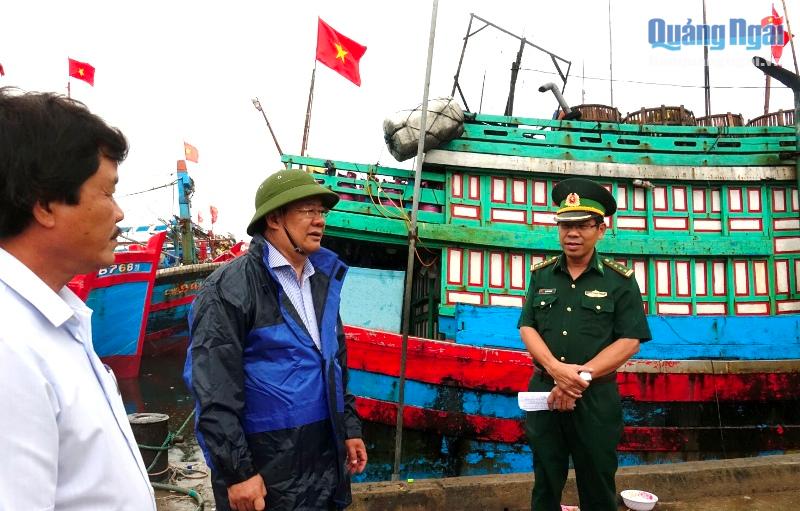 Phó Chủ tịch Thường trực UBND tỉnh Nguyễn Tăng Bính kiểm tra công tác phòng, chống lụt bão tại các cảng cá