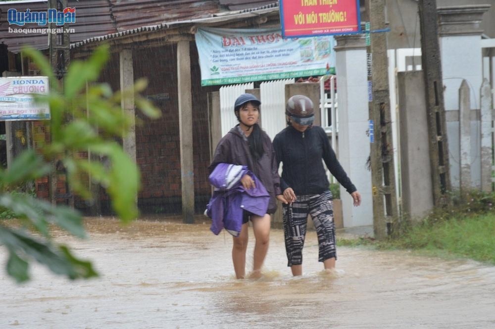 Nước sông Phước Giang dâng cao gây nguy hiểm cho người dân qua lại