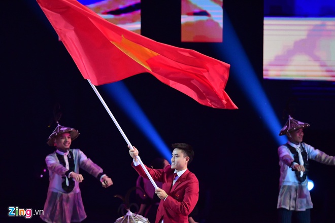 Đoàn Việt Nam diễu hành tại lễ khai mạc SEA Games 30