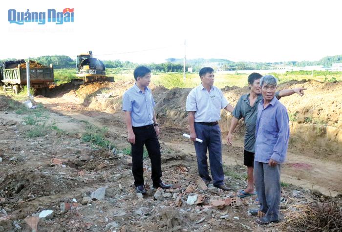 Chính quyền vận động người dân bàn giao mặt bằng dự án Nâng cấp, mở rộng Nhà máy Lọc dầu Dung Quất, ở xã Bình Trị (Bình Sơn).