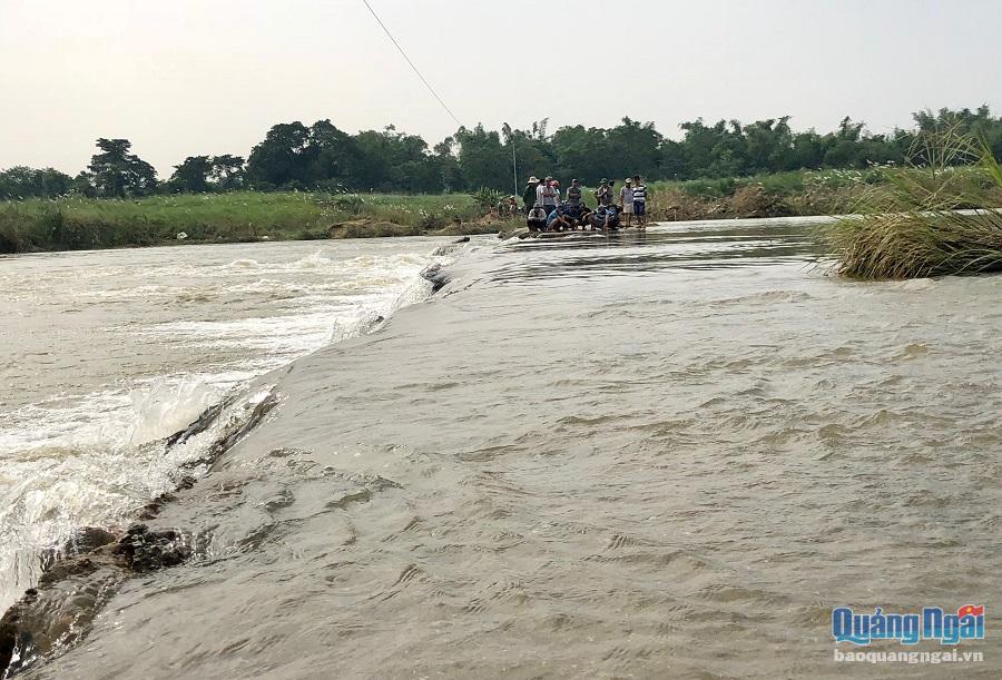 Đò ngang qua sông Trà đoạn nối thôn Ân Phú thời gian qua đã xảy ra nhiều bất cập mà chưa được quan tâm đúng mức