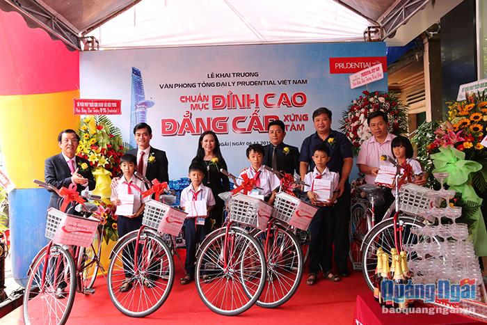 20 chiếc xe đạp cùng những phần quà đã được trao cho 20 em học sinh có hoàn cảnh khó khăn