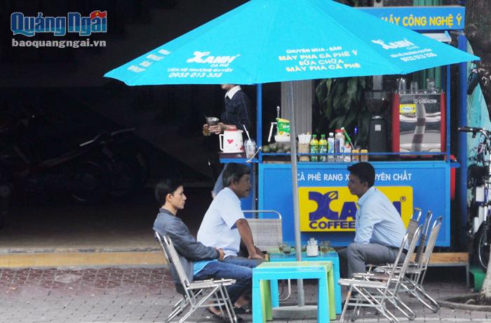 Sau 5 năm đã có hơn 10 hãng cà phê phát triển theo chuỗi đầu tư vào thị trường Quảng Ngãi. Trong ảnh:  Một quán cà phê của hãng Xanh Coffee tại TP.Quảng Ngãi.