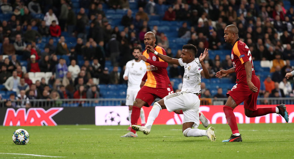  Rodrygo Goes hoàn thành cú hat-trick bàn thắng ở phút 90+3 - Ảnh: REUTERS