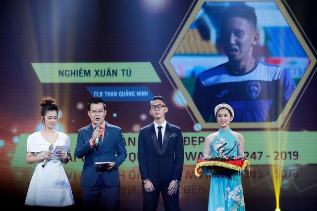  Nghiêm Xuân Tú của CLB Quảng Ninh nhận giải bàn thắng đẹp nhất
