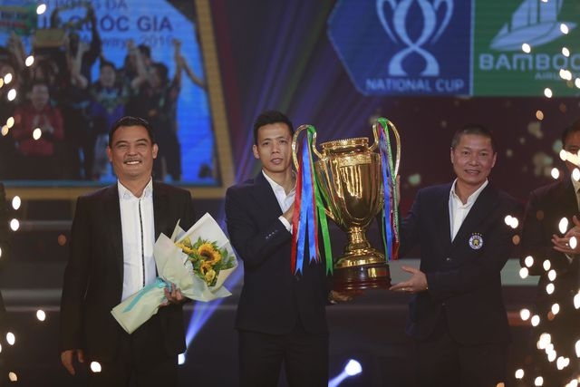  Văn Quyết và HLV Chu Đình Nghiêm nhận chiếc Cúp Quốc gia 2019