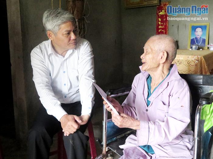  Trưởng Ban Tuyên giáo Tỉnh ủy Võ Văn Hào thăm gia đình ông Lê Diệp, ở xã Tịnh Hà (Sơn Tịnh).