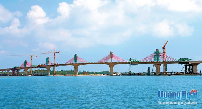  Năm cánh buồm hồng của công trình cầu Cửa Đại một trong những tác phẩm ảnh mới nhất của nghệ sĩ nhiếp ảnh Nguyễn Hy.  Ảnh: Nguyễn Hy