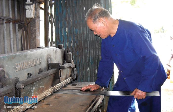 Ông Nguyễn Mãi dù đã 83 tuổi vẫn gắn bó với nghề rèn.