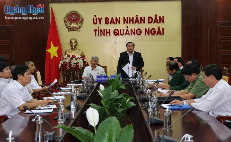 Phó Chủ tịch Thường trực UBND tỉnh Nguyễn Tăng Bính báo cáo tại cuộc họp.