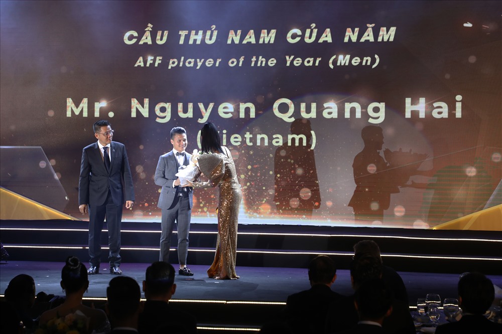  Ở hạng mục được chờ đợi nhất - cầu thủ nam của năm, Quang Hải đánh bại 