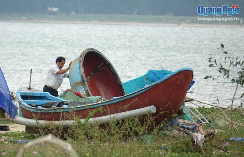 Ngư dân vùng bãi ngang cũng tranh thủ đưa thuyền thúng và ngư lưới cụ vào bờ