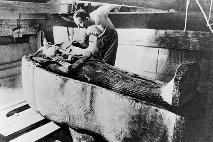Nhà khảo cổ Howard Carter phát hiện ra lăng mộ gần như còn nguyên vẹn của Tutankhamun vào năm 1922, đó là ngôi mộ KV62 tại Thung lũng các vị Vua. Ảnh: Getty Images