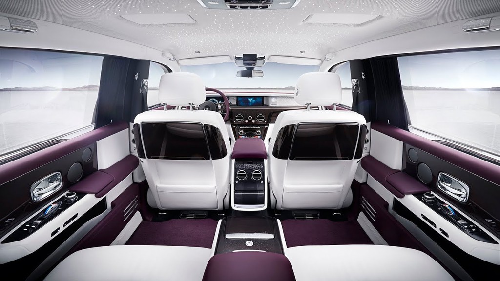 8. Rolls-Royce Phantom: Khó có thể phủ nhận được sự kỳ công và tinh xảo bên trong các mẫu xe nội thất của Rolls-Royce. Từng chi tiết bên trong chiếc Phantom được các kỹ sư thiết kế tỉ mỉ với độ chính xác cực kỳ cao. Ảnh: Car TV.