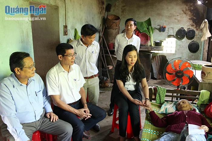 Phó bí thư Thường trực Tỉnh ủy Bùi Thị Quỳnh Vân đến thăm và tặng quà cho các hộ gia đình có hoàn cảnh đặc biệt khó khăn ở huyện Tư Nghĩa.
