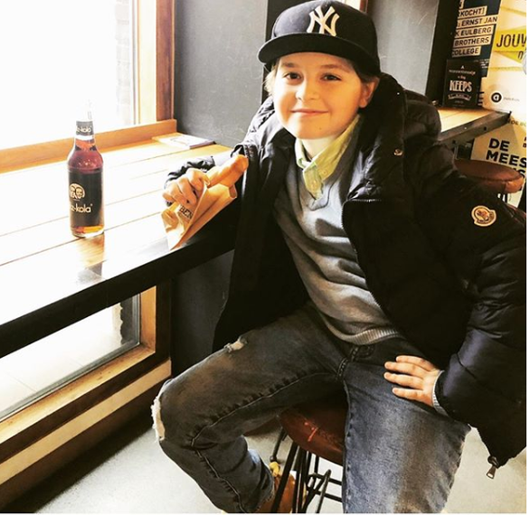 Giống mọi đứa trẻ cùng lứa khác, Laurent cũng thích chơi thể thao, đi xem phim và thích đồ ăn nhanh - Ảnh: Instagram