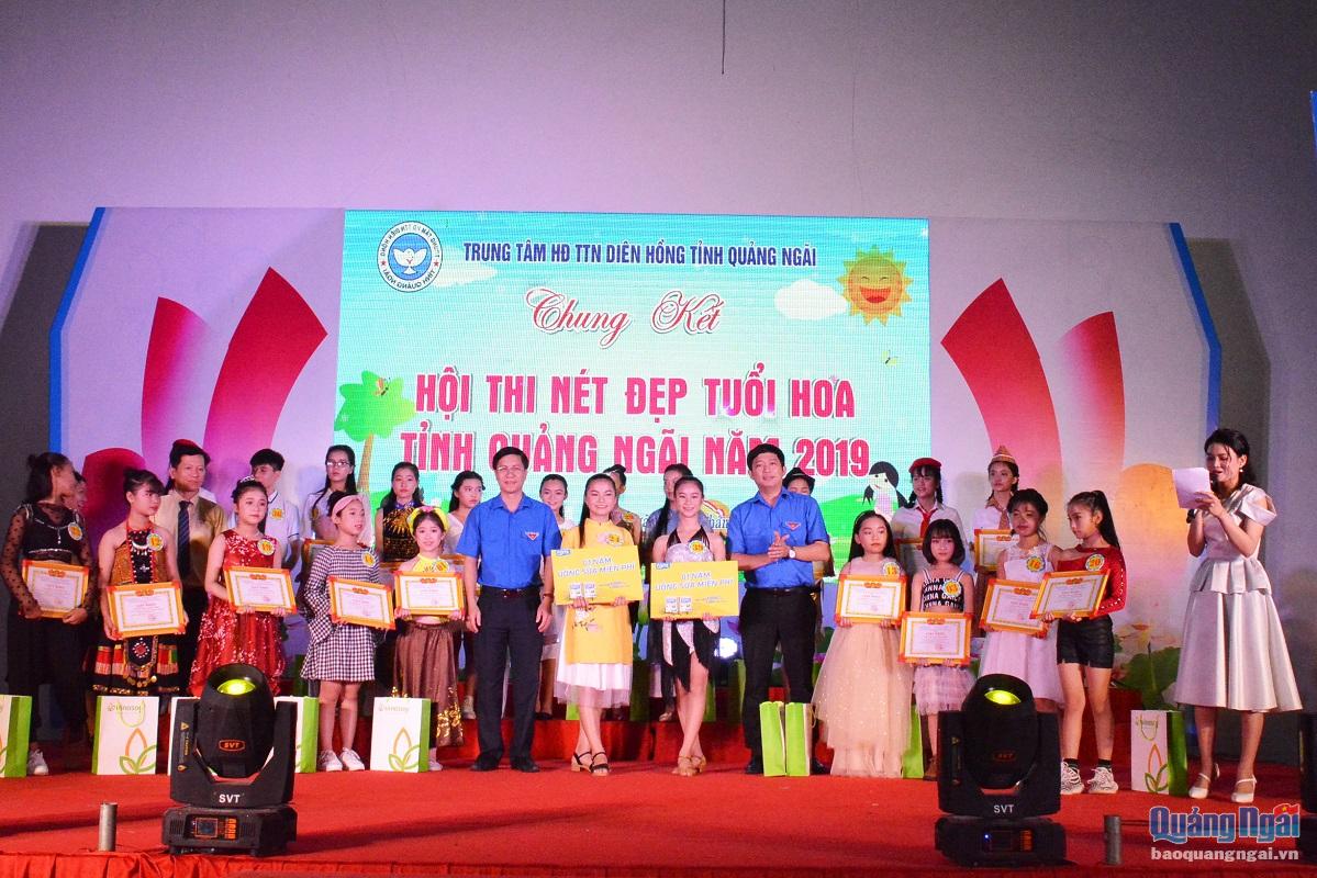 Ban tổ chức trao giải cho các thí sinh xuất sắc đạt giải tại hội thi.