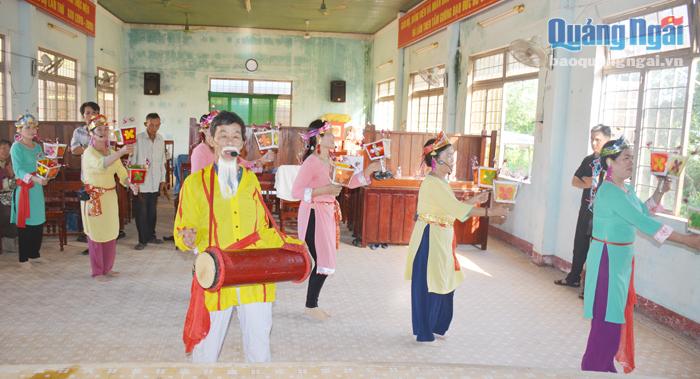 Đội múa hát sắc bùa xã Đức Phong (Mộ Đức) tập luyện để tham gia Ngày hội Di sản văn hóa ở trung ương.