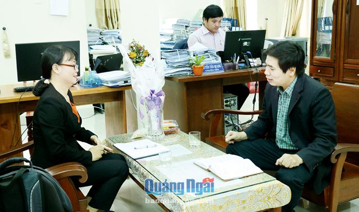 Phó Bí thư Thường trực Thành ủy Quảng Ngãi Nguyễn Tiến Dũng trao đổi công việc với lãnh đạo Văn phòng TP.Quảng Ngãi. 