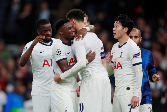 Niềm vui chiến thắng của các cầu thủ Tottenham - Ảnh: REUTERS