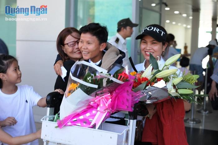 Người dân, người hâm mộ chào đón nữ cầu thủ Nguyễn Thị Bích Thùy trở về quê