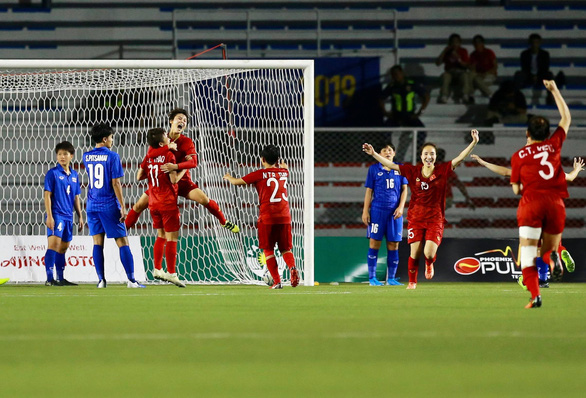 Niềm vui của các cầu thủ nữ Việt Nam sau khi ghi bàn vào lưới Thái Lan - Ảnh: NGUYỄN KHÁNH