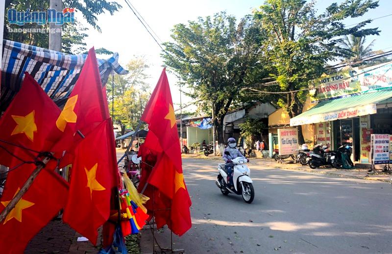 Cờ đỏ sao vàng, băng rôn cổ vũ đội tuyển U22 Việt Nam được bày bán trên các tuyến đường