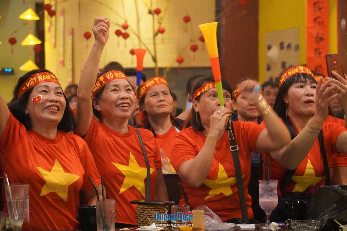 Khi tiếng còi chung cuộc vang lên, triệu con tim của người hâm mộ Việt Nam đã vỡ òa niềm xúc động và hạnh phúc tột cùng. 