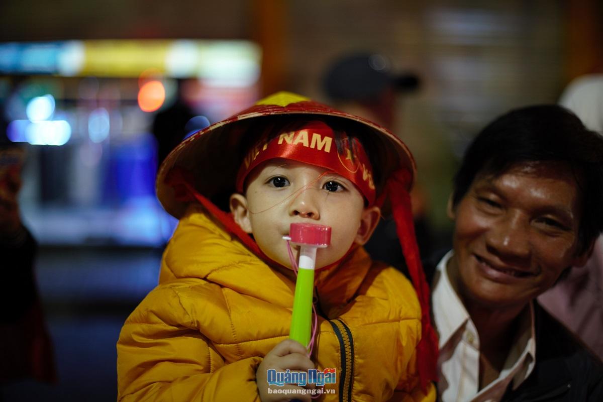 Niềm vui mừng hiện lên trên mỗi gương mặt người hâm mộ bóng đá Việt Nam.