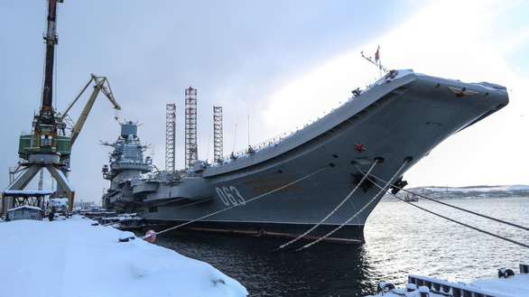 Tàu sân bay Admiral Kuznetsov neo đậu tại Murmansk - Ảnh chụp màn hình RT