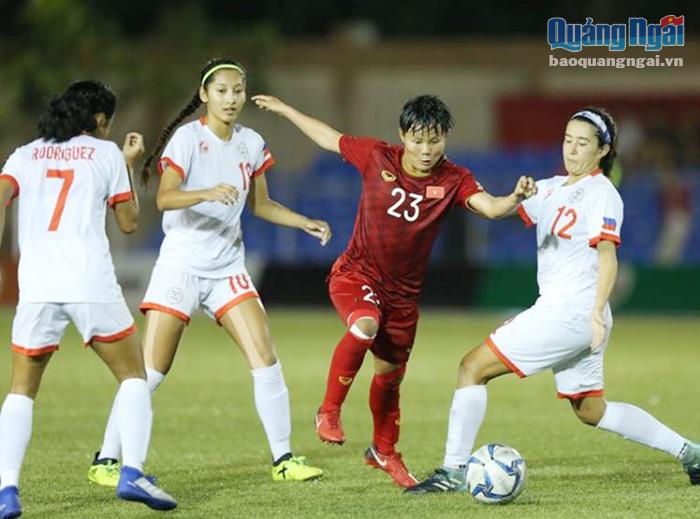 Nguyễn Thị Bích Thùy (23) thi đấu giữa vòng vây các cầu thủ nữ Philippines tại SEA Games 30.  ẢNH: INTERNET