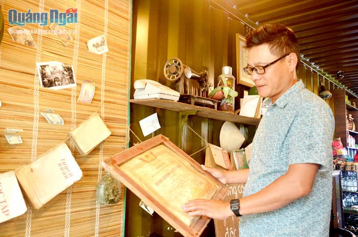 Chủ quán Huỳnh Quang Trung luôn nâng niu, gìn giữ tấm Huân chương Quyết thắng của ông nội anh.
