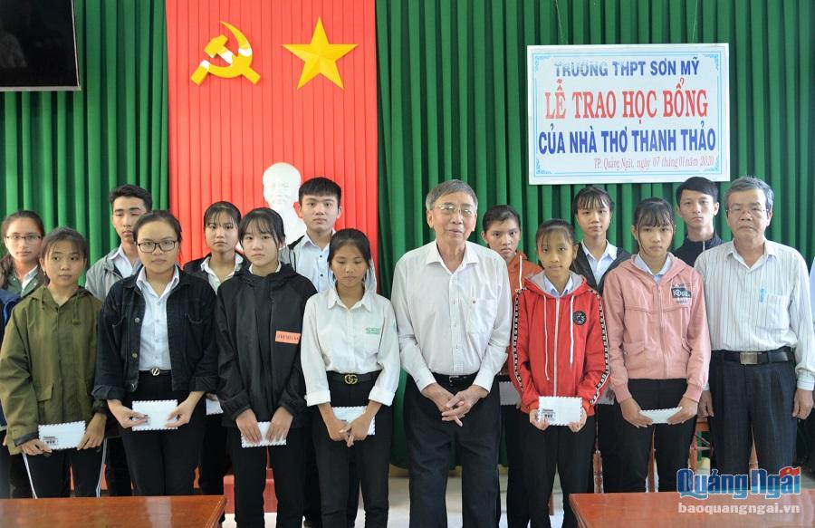 Nhà thơ Thanh Thảo cùng các em học sinh nghèo, có hoàn cảnh khó khăn được trao học bổng của trường THPT Sơn Mỹ