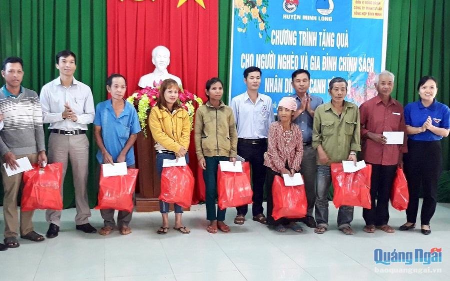 20 suất quà Tết ý nghĩa đã được trao tận tay cho người nghèo huyện Minh Long