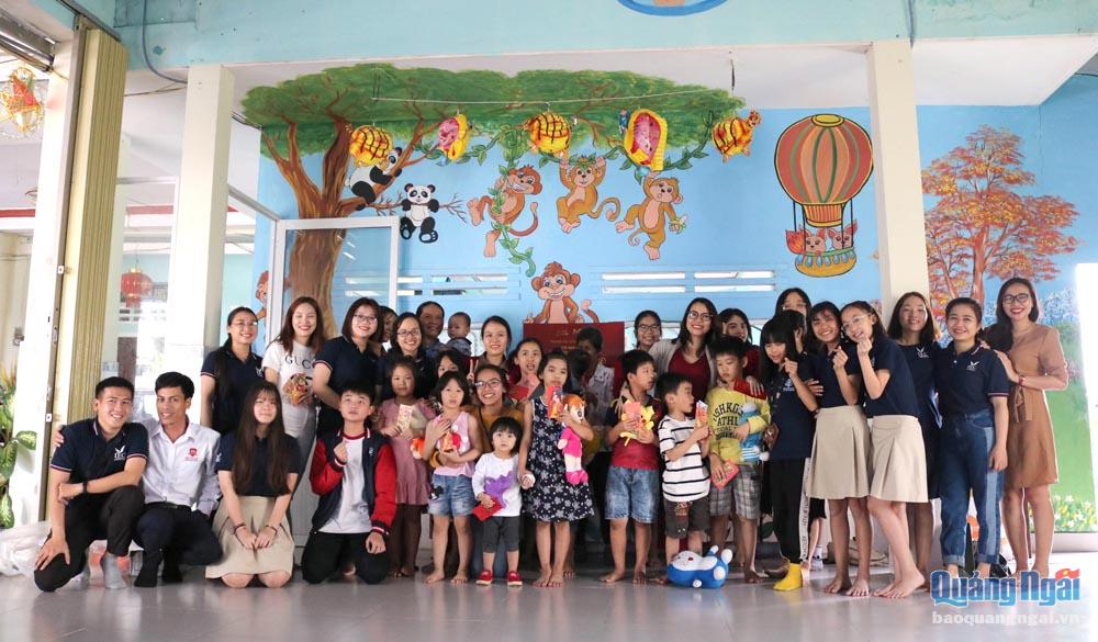 học sinh-sinh viên Tập đoàn Nguyễn Hoàng tặng quà cho các em nhỏ tại Cô nhi viện Phú Hòa