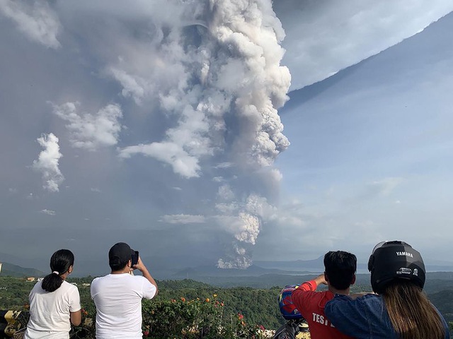 Núi lửa Taal phun tro bụi bốc cao lên bầu trời (Ảnh: AFP)