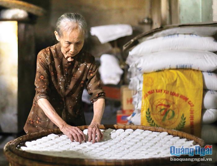 Gia đình bà Võ Thị Bích Thảo ở thôn Hòa Bình, xã Nghĩa Hòa (Tư Nghĩa) làm bánh in bán trong dịp Tết.