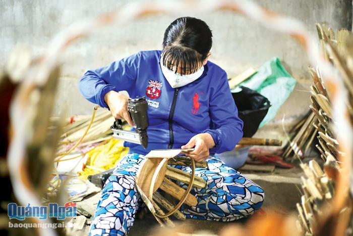 Tại làng nghề mây, tre đan ở xã Tịnh Ấn Tây (TP.Quảng Ngãi), người thợ vẫn luôn tay làm ra những chiếc giỏ đựng trái cây, hoa quả tiện lợi, đẹp mắt đáp ứng cho thị trường cuối năm.