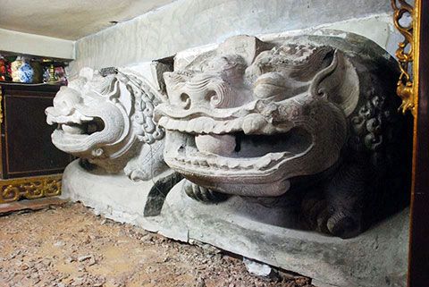Tượng đôi sư tử đá đền - chùa Bà Tấm (Niên đại: Thế kỷ XII; hiện lưu giữ tại đền - chùa Bà Tấm, xã Dương Xá, huyện Gia Lâm, thành phố Hà Nội) được công nhận là bảo vật quốc gia
