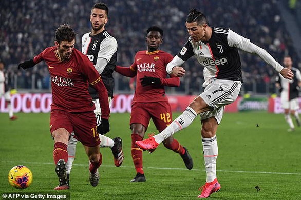 Pha dứt điểm mở tỉ số cho Juventus của Ronaldo - Ảnh: AFP
