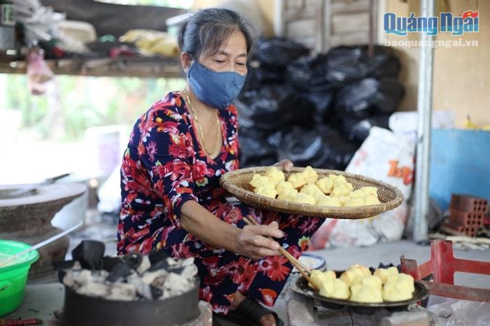 Người dân làm bánh thuẫn truyền thống ở Thu Xà. Với họ, làm bánh không chỉ là để bán kiếm thêm thu nhập mà còn cảm nhận được sự ấm áp của Tết từ bếp than.