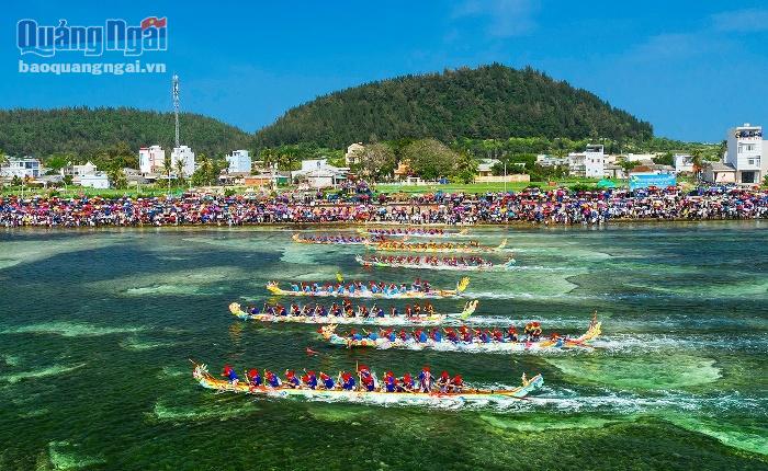 Video: Thuyền Phụng xã An Vĩnh giành giải nhất hội đua thuyền tứ linh ở Lý Sơn