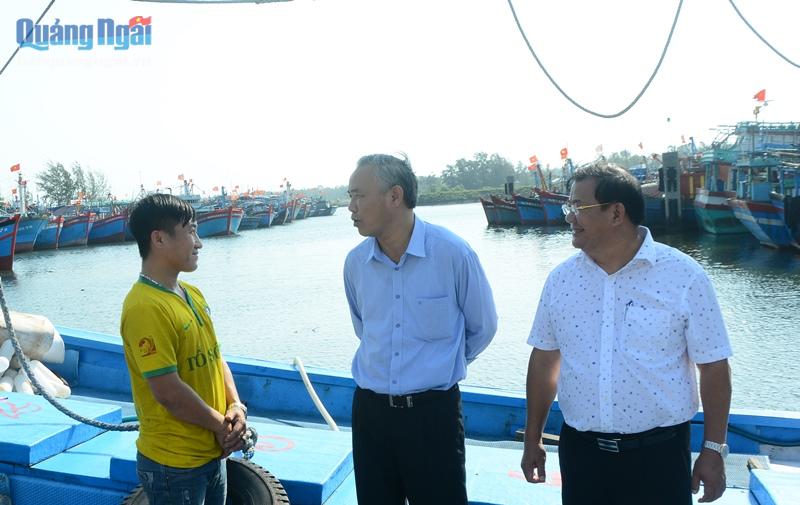 Thứ trưởng Bộ NN&PTNT trao đổi với ngư dân tại cảng cá Tịnh Hòa.