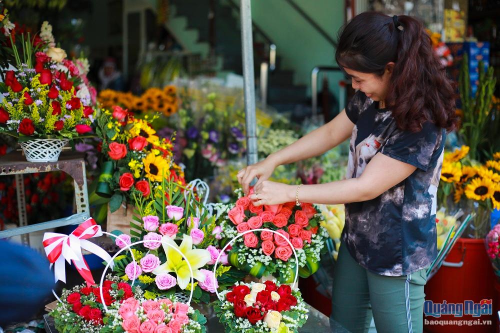 Để chuẩn bị cho ngày lễ tình nhân năm nay, các chủ shop hoa tươi ở Quảng Ngãi đã nhập về khá nhiều loại hoa độc lạ với số lượng lớn, bên cạnh đó là các quầy nhỏ lẻ được bày bán dọc đường khắp các tuyến phố TP. Quảng Ngãi.