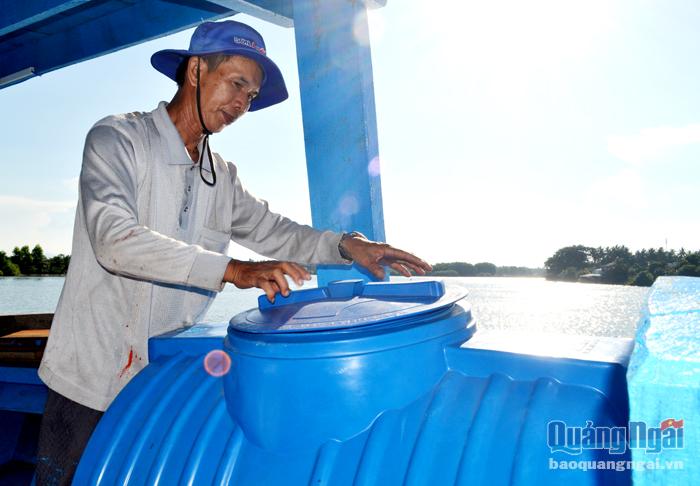 Một chủ tàu tại xã Nghĩa An (TP.Quảng Ngãi) kiểm tra bồn chứa nước ngọt trên tàu trước lúc vươn khơi.
