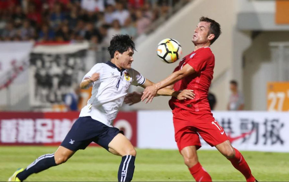 Trận đấu bị dàn xếp giữa Lào (trái) với Hong Kong trên sân Mong Kok ngày 5-10-2017 - Ảnh: Xinhua